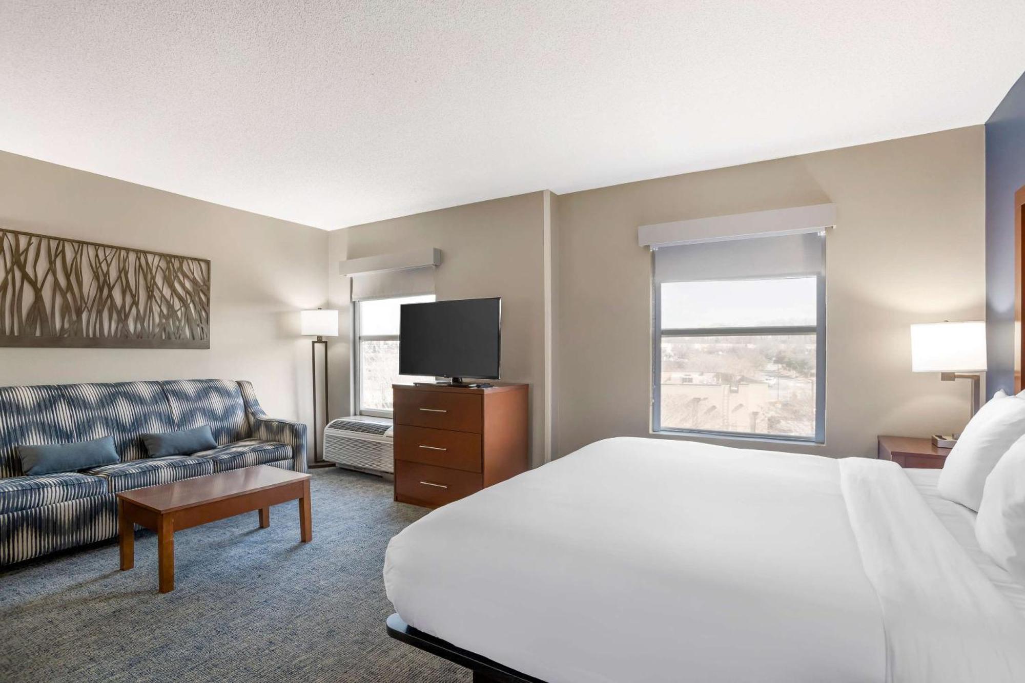 Comfort Near Birkdale Village- 2*